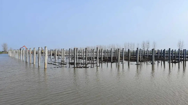 數(shù)百根水上光伏樁，用北奕振動(dòng)打樁機(jī)2天搞定